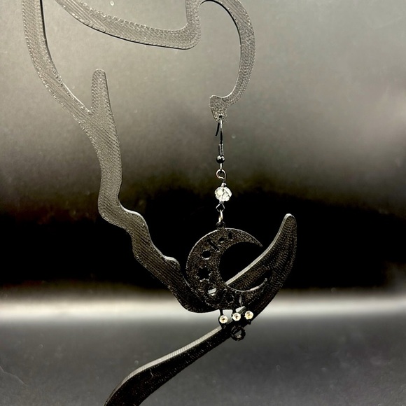 Elegant Black Crescent Moon Earrings - Picture 5 of 5